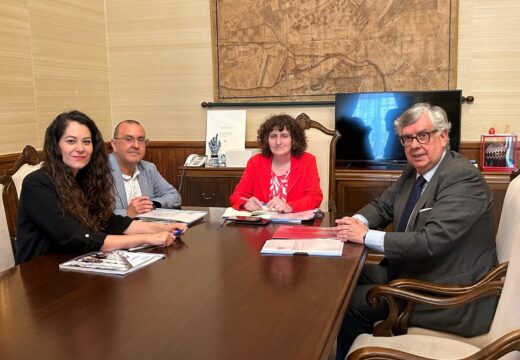 A alcaldesa de Santiago recibe o presidente da Confederación de Empresarios de Galicia (CEG)